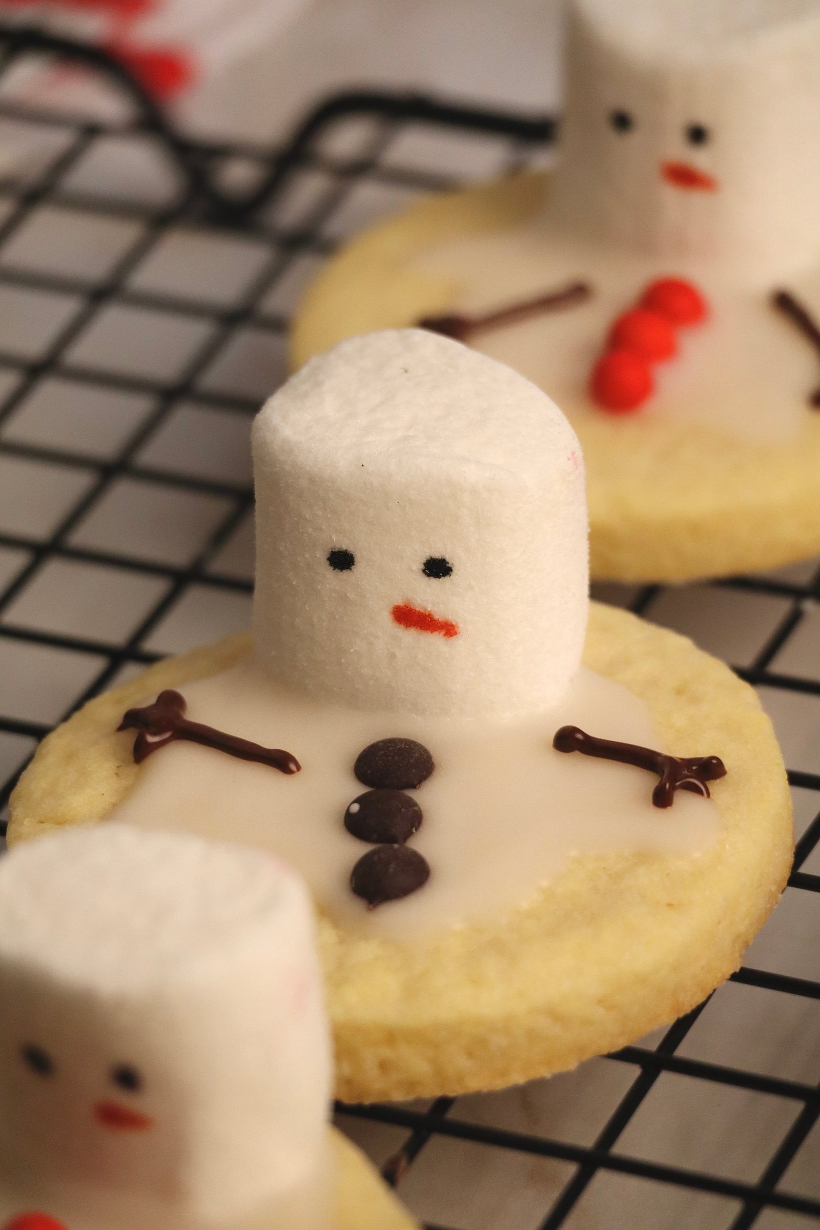 Melted Snowman Sugar Cookies - Izzy's Kitchen